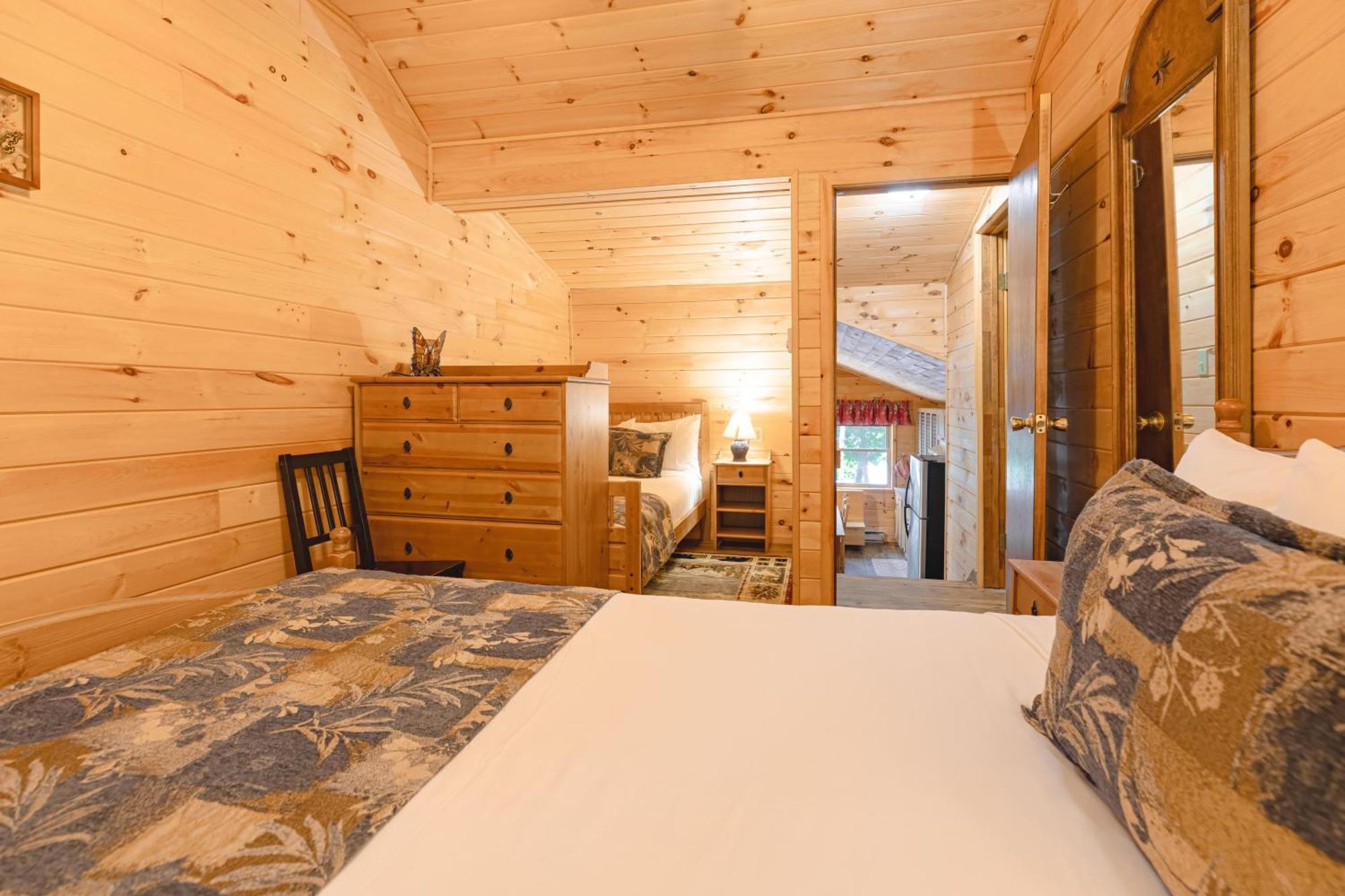 Motel Long Lake And Cottages Bagian luar foto